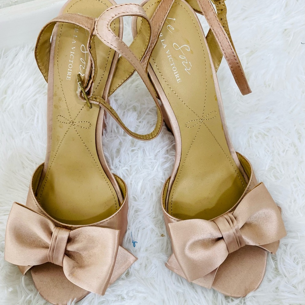 POUR LA VICTOIRE Blush satin bow wedge shoes 9